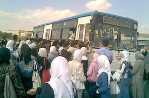 طلبة الهاشمية يرفضون الصعود في حافلات المتكاملة لرفع اجور النقل بشكل مضاعف