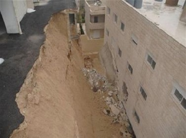 وفاة وإصابتان إثر انهيار جدار استنادي في شارع الأردن
