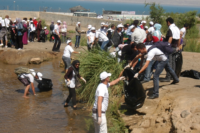 حماية البيئة تنظم حملة لتنظيف البحر الميت