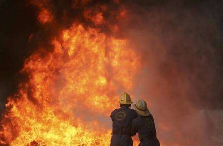 5 اصابات بحريق مستودع مصنع اسفنج في المفرق