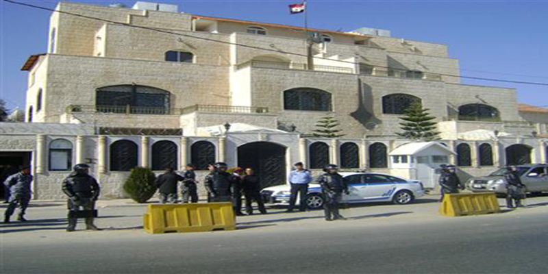 اردنيون يوقعون وثيقة تطالب الحكومة بطرد السفير السوري من عمان