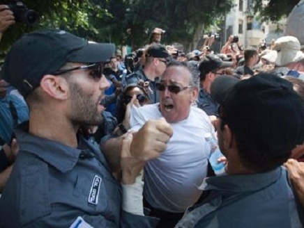 الشرطة تتدخل لوقف احتجاجات في تل أبيب