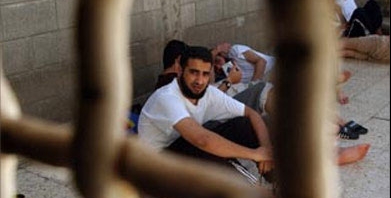 الاسرى الفلسطينيون في سجون الاحتلال يضربون عن الطعام