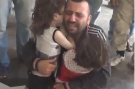 بالفيديو..سوري يودع بناته يا أبي قومي دخيل الله