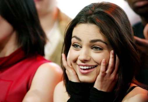 أشتون كوتشر مهووس بالسيطرة على ميلا كونيس