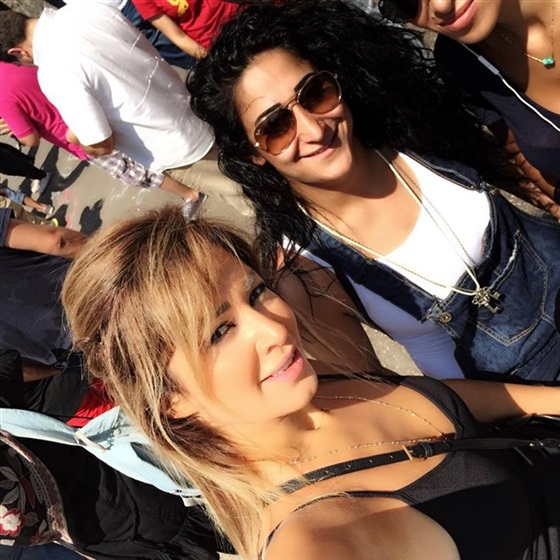 صور مذيعة لبنانية في تظاهرات «القمامة» تشعل «فيس بوك»