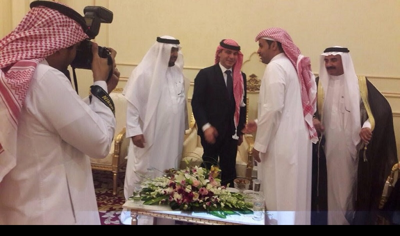 الأمير علي يحضر حفل زفاف سعودي