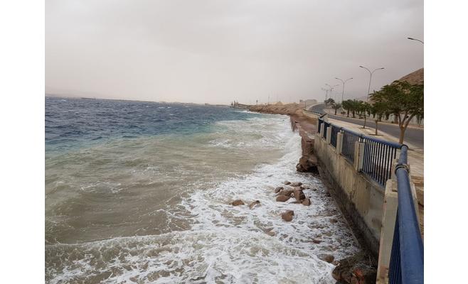 إخلاء خليج العقبة من السفن لارتفاع الموج (صور)