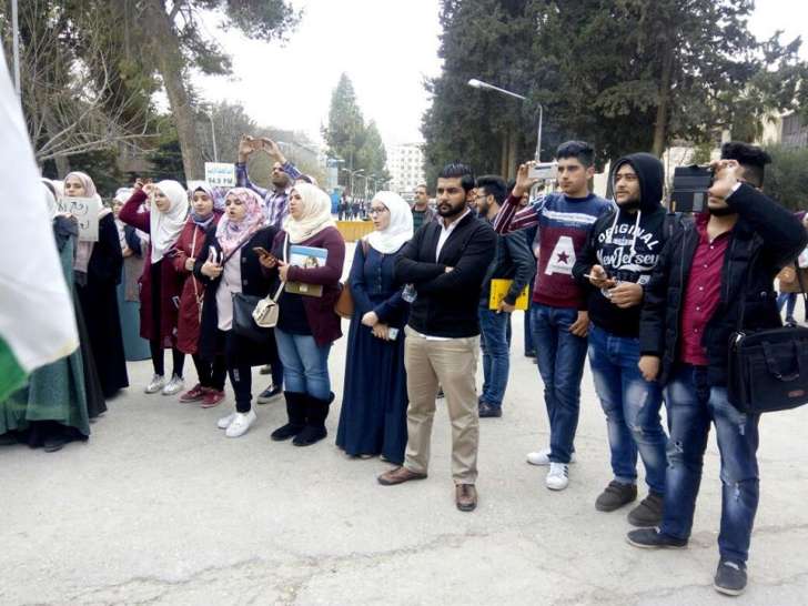 طلبة الاردنية يحتجون على رفع الاسعار ويطالبون باسقاط حكومة الملقي.. ويستذكرون وصفي التل