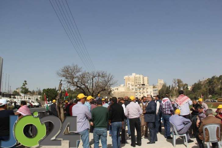 المزارعون يصطحبون الابقار والدجاج إلى اعتصام مجلس النواب - فيديو وصور