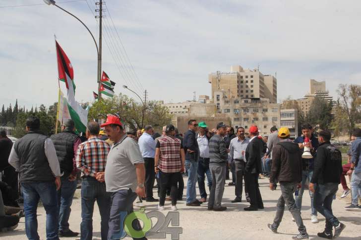 تعليق اعتصام المزارعين بكفالة العين مروان الحمود.. واقتراح فرض ضريبة على الدجاج المجمد