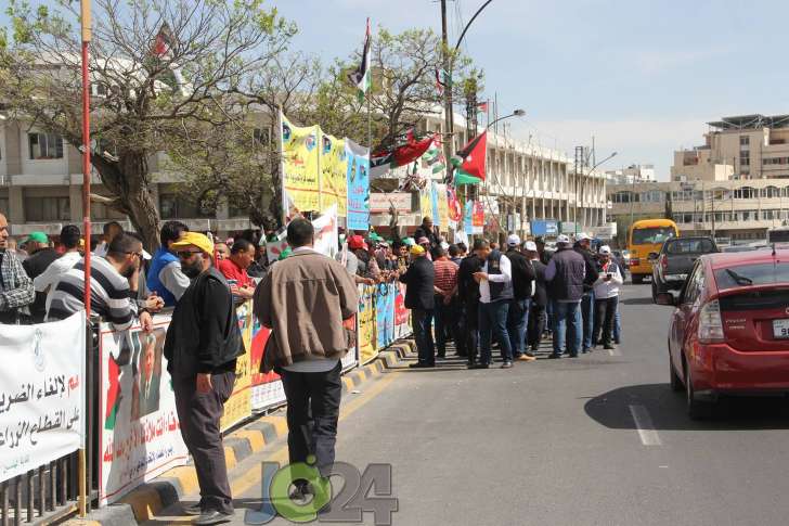 تعليق اعتصام المزارعين بكفالة العين مروان الحمود.. واقتراح فرض ضريبة على الدجاج المجمد