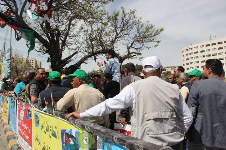 تعليق اعتصام المزارعين بكفالة العين مروان الحمود.. واقتراح فرض ضريبة على الدجاج المجمد