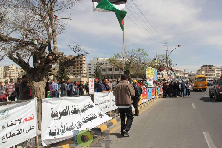 تعليق اعتصام المزارعين بكفالة العين مروان الحمود.. واقتراح فرض ضريبة على الدجاج المجمد