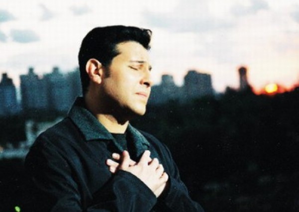 أزمة صحية مفاجئة تُصيب هاني شاكر وإلغاء حفلته