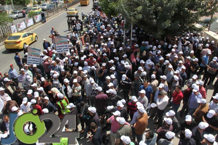 آلاف المعلمين يحتجون أمام ديوان الخدمة.. ويلوّحون بالاضراب - فيديو وصور