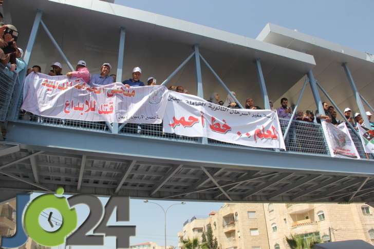 آلاف المعلمين يحتجون أمام ديوان الخدمة.. ويلوّحون بالاضراب - فيديو وصور