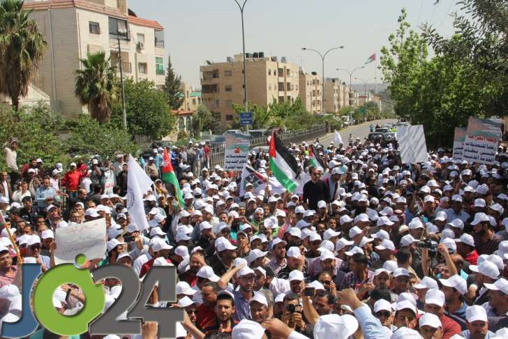 آلاف المعلمين يحتجون أمام ديوان الخدمة.. ويلوّحون بالاضراب - فيديو وصور