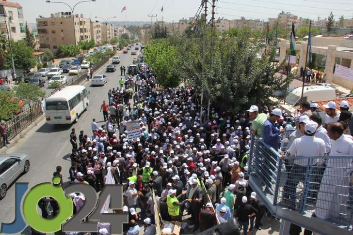 آلاف المعلمين يحتجون أمام ديوان الخدمة.. ويلوّحون بالاضراب - فيديو وصور