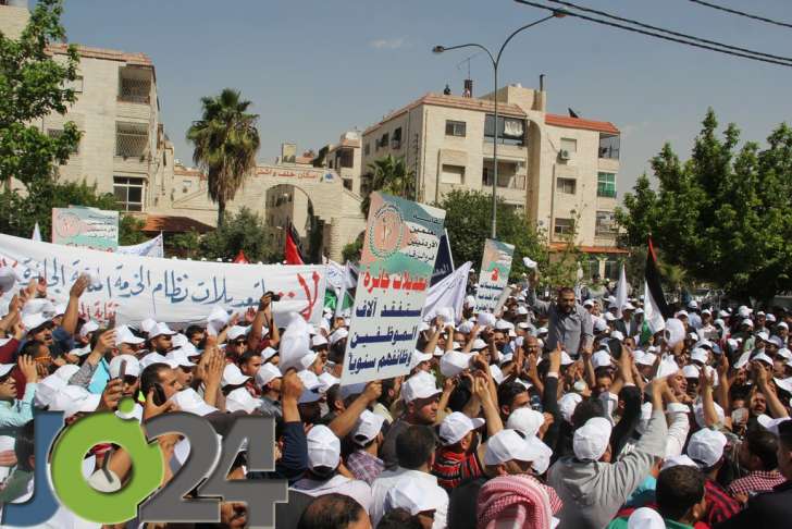 آلاف المعلمين يحتجون أمام ديوان الخدمة.. ويلوّحون بالاضراب - فيديو وصور