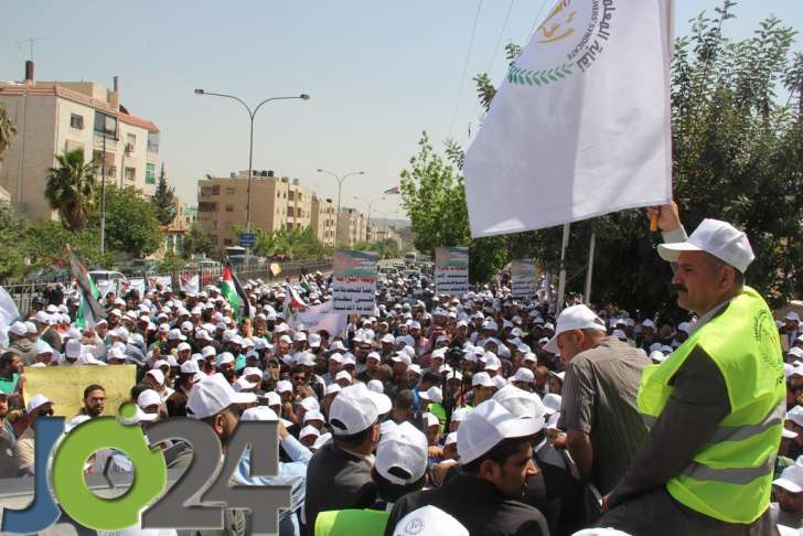 آلاف المعلمين يحتجون أمام ديوان الخدمة.. ويلوّحون بالاضراب - فيديو وصور