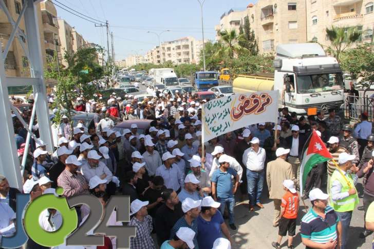 آلاف المعلمين يحتجون أمام ديوان الخدمة.. ويلوّحون بالاضراب - فيديو وصور