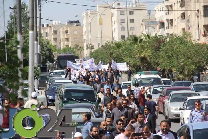 آلاف المعلمين يحتجون أمام ديوان الخدمة.. ويلوّحون بالاضراب - فيديو وصور