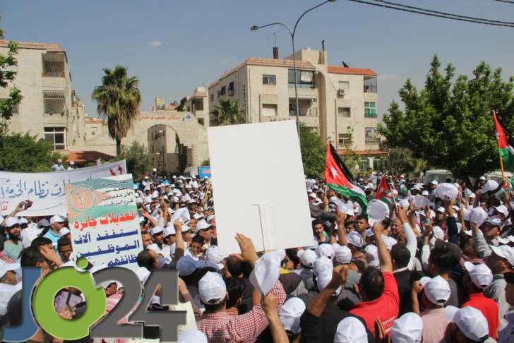 آلاف المعلمين يحتجون أمام ديوان الخدمة.. ويلوّحون بالاضراب - فيديو وصور