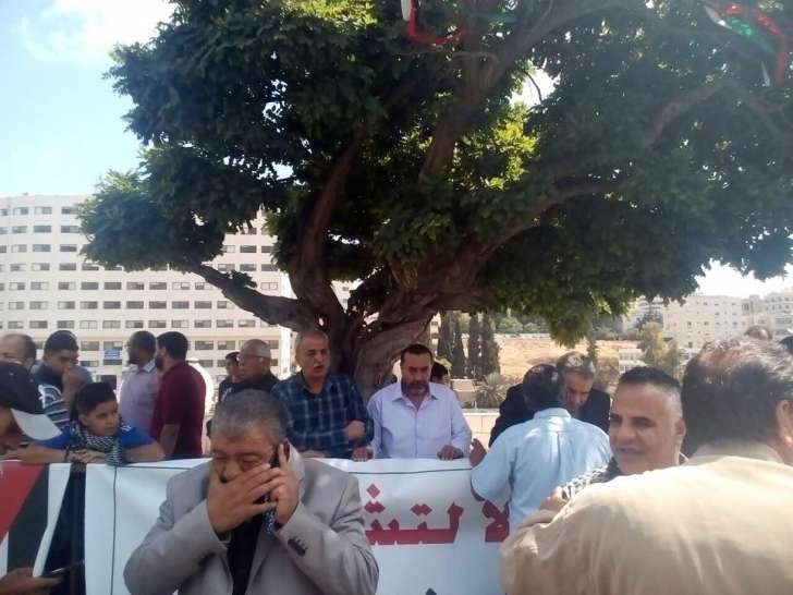 اهالي مخيم المحطة يعتصمون امام النواب.. ويطالبون بالتدخل لمنع تشريدهم - صور