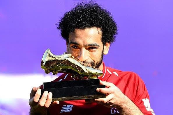 بالصور.. زوجة محمد صلاح وابنته يحتفلان به!