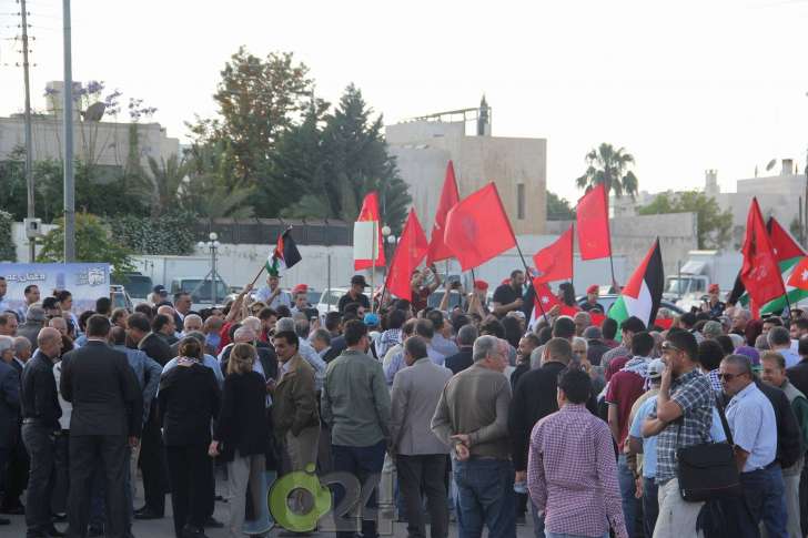 اردنيون امام السفارة الامريكية: لا شرقية ولا غربية.. عربية مية مية - صور