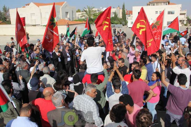 اردنيون امام السفارة الامريكية: لا شرقية ولا غربية.. عربية مية مية - صور