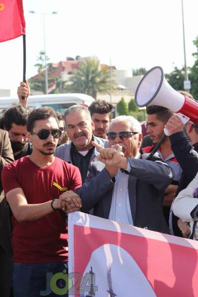 اردنيون امام السفارة الامريكية: لا شرقية ولا غربية.. عربية مية مية - صور