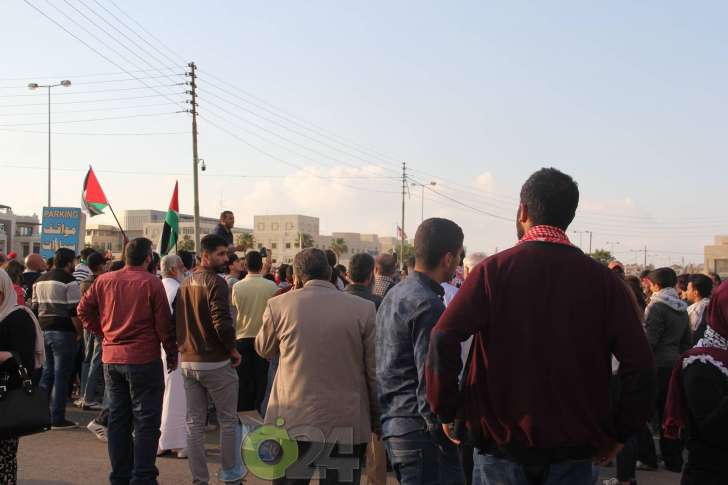 المئات امام السفارة الامريكية: يا عبدالله يا ابن حسين.. افتح افتح الجسرين