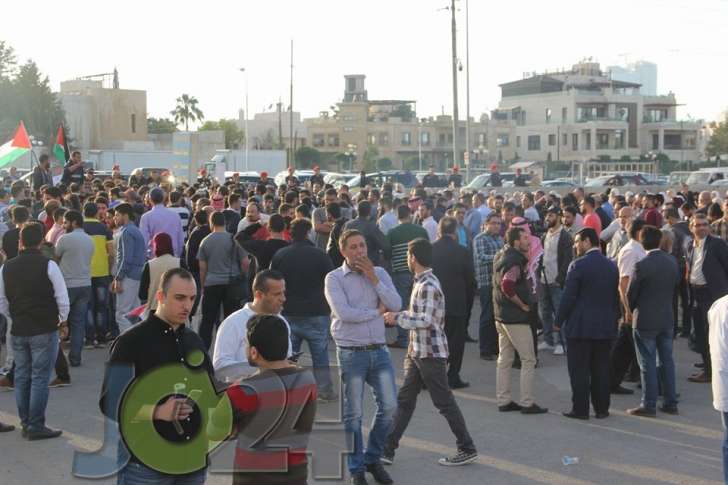 المئات امام السفارة الامريكية: يا عبدالله يا ابن حسين.. افتح افتح الجسرين