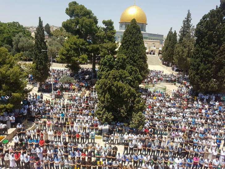 صور- عشرات الآلاف يؤدون صلاة الجمعة في المسجد الأٌقصى