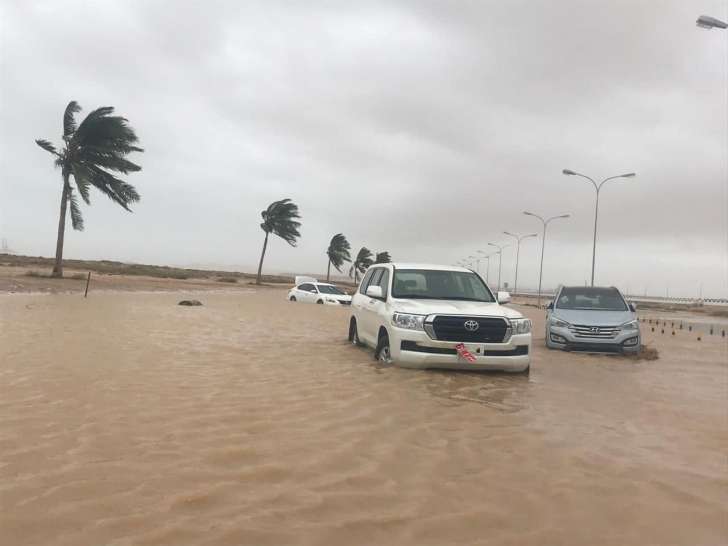 شاهد صور مرعبة تظهر آثار الدمار الذي خلّفه اعصار مكونو في سلطنة عمان