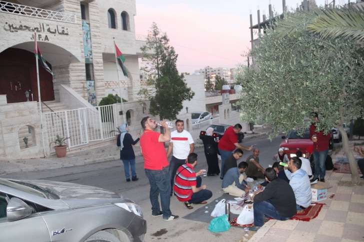 العشرات من خريجي كليات الصحافة والاعلام يفطرون أمام نقابة الصحفيين