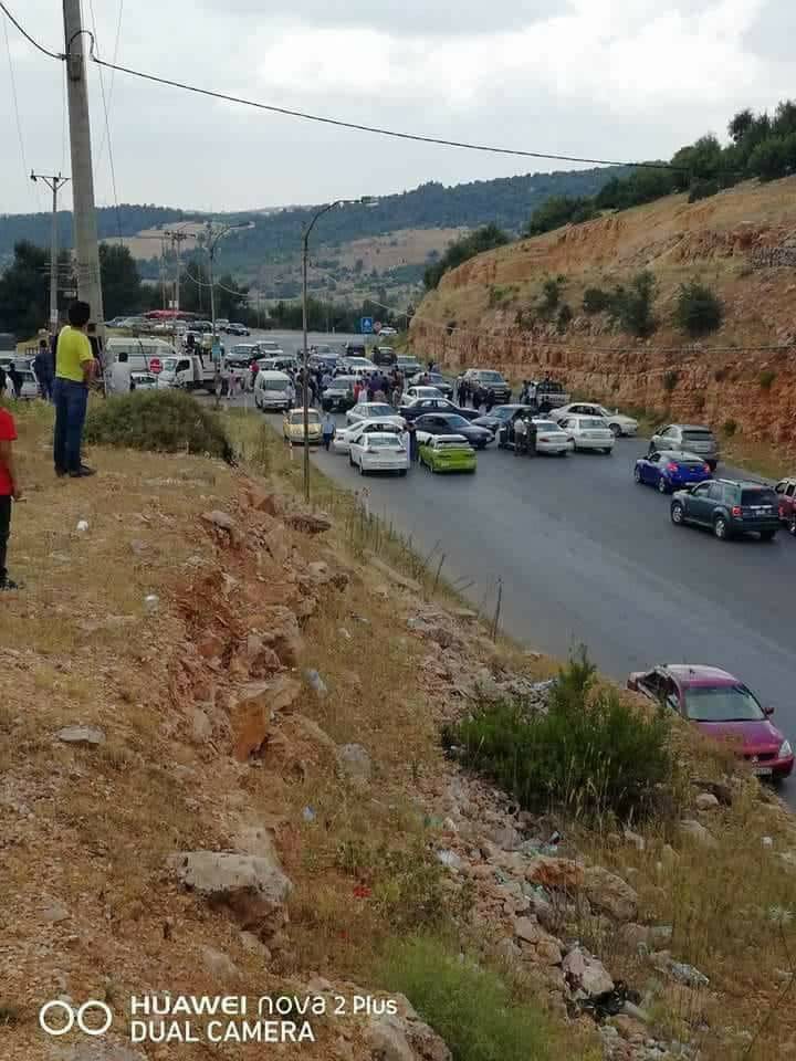 اعتصام في عجلون .. واغلاق طريق جرش احتجاجا على سياسة الجباية - صور