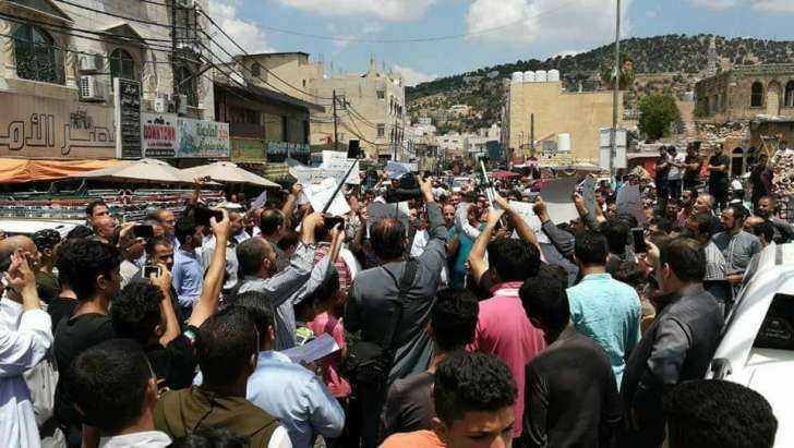 اعتصام في عجلون .. واغلاق طريق جرش احتجاجا على سياسة الجباية - صور