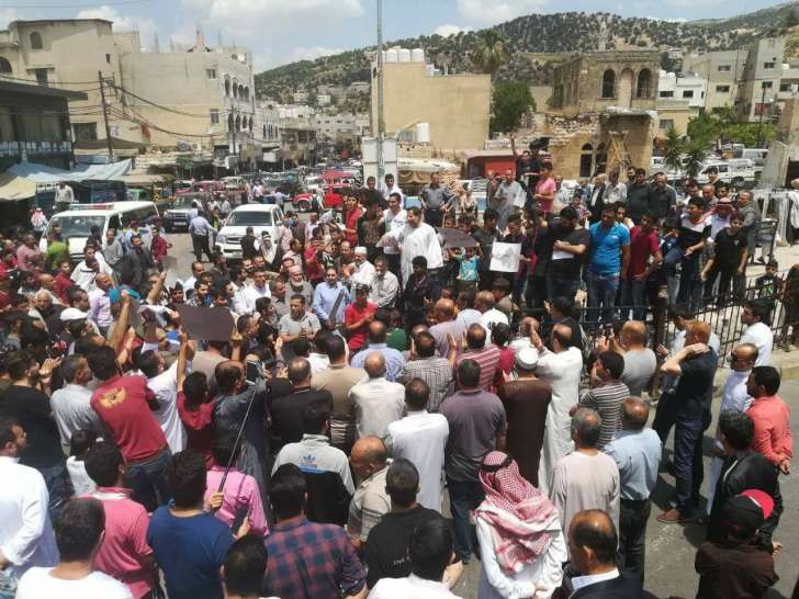 اعتصام في عجلون .. واغلاق طريق جرش احتجاجا على سياسة الجباية - صور