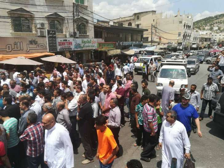 اعتصام في عجلون .. واغلاق طريق جرش احتجاجا على سياسة الجباية - صور