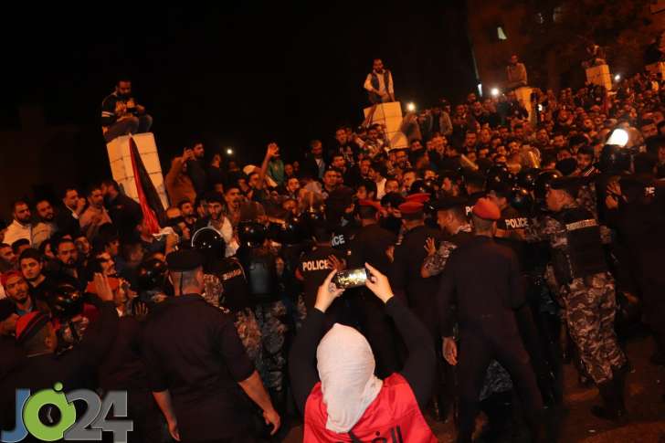 فيديو || كرّ وفرّ بين الدرك ومحتجي الدوار الرابع.. والحواتمة للمشاركين: لن نعتدي على حقكم بالتعبير