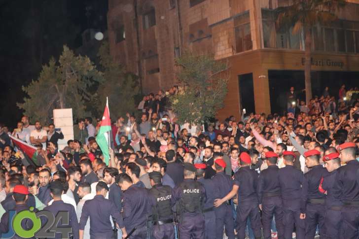 فيديو || كرّ وفرّ بين الدرك ومحتجي الدوار الرابع.. والحواتمة للمشاركين: لن نعتدي على حقكم بالتعبير