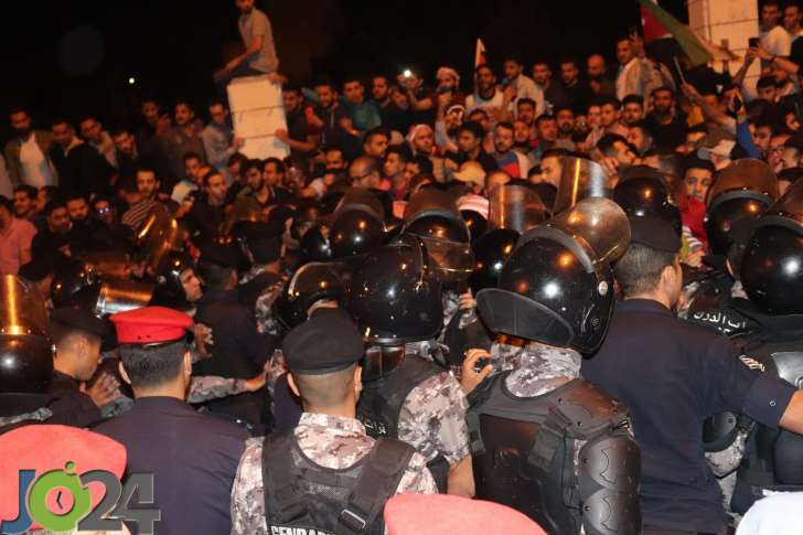 فيديو || كرّ وفرّ بين الدرك ومحتجي الدوار الرابع.. والحواتمة للمشاركين: لن نعتدي على حقكم بالتعبير