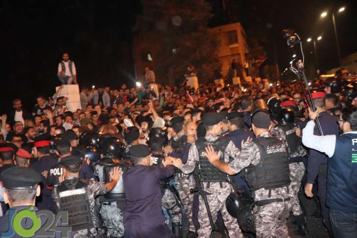 فيديو || كرّ وفرّ بين الدرك ومحتجي الدوار الرابع.. والحواتمة للمشاركين: لن نعتدي على حقكم بالتعبير