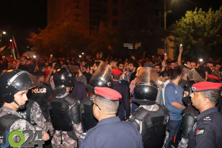 فيديو || كرّ وفرّ بين الدرك ومحتجي الدوار الرابع.. والحواتمة للمشاركين: لن نعتدي على حقكم بالتعبير