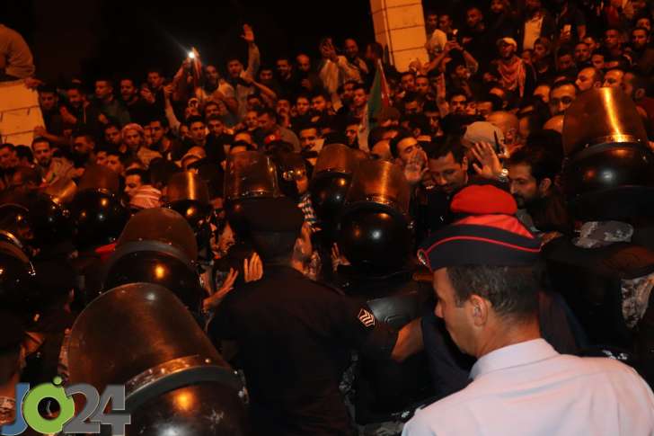 فيديو || كرّ وفرّ بين الدرك ومحتجي الدوار الرابع.. والحواتمة للمشاركين: لن نعتدي على حقكم بالتعبير