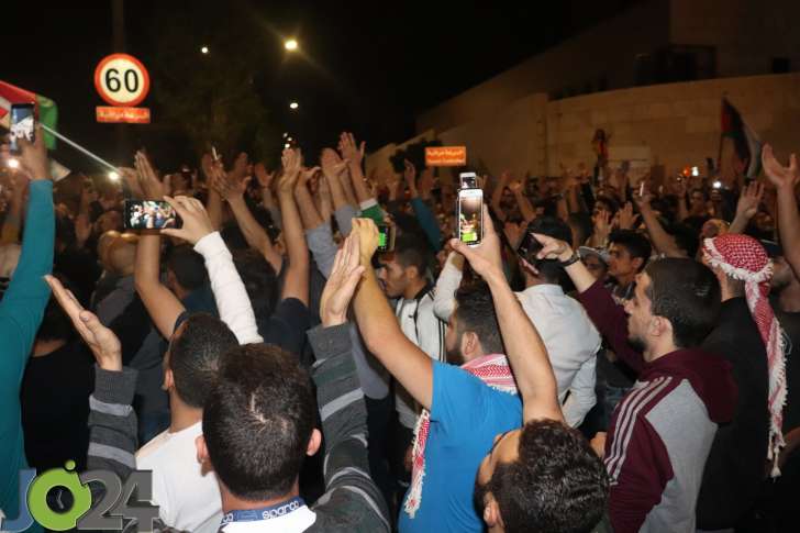 فيديو || كرّ وفرّ بين الدرك ومحتجي الدوار الرابع.. والحواتمة للمشاركين: لن نعتدي على حقكم بالتعبير