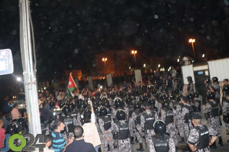 فيديو || كرّ وفرّ بين الدرك ومحتجي الدوار الرابع.. والحواتمة للمشاركين: لن نعتدي على حقكم بالتعبير